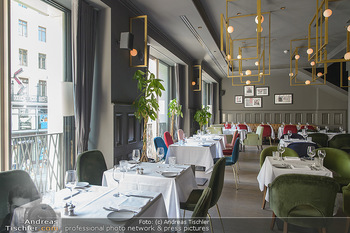 Opening - LAV - Mo 09.07.2018 - Restaurant innen, Tische3