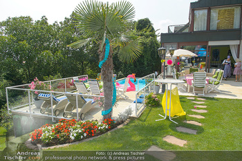 Lugners Gartenparty - Lugner Privatvilla - Di 07.08.2018 - Garten, Terrasse, Pool, Deko2