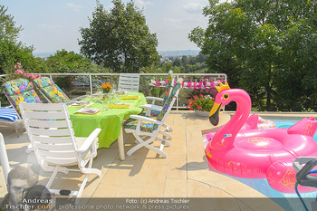 Lugners Gartenparty - Lugner Privatvilla - Di 07.08.2018 - Garten, Terrasse, Pool, Deko3
