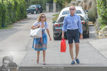Lugners Gartenparty - Lugner Privatvilla - Di 07.08.2018 - Mister Ferrari Heribert KASPER kommt mit Andrea vom Badesee19
