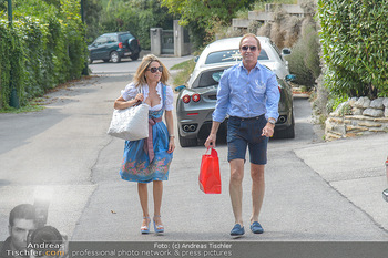Lugners Gartenparty - Lugner Privatvilla - Di 07.08.2018 - Mister Ferrari Heribert KASPER kommt mit Andrea vom Badesee20