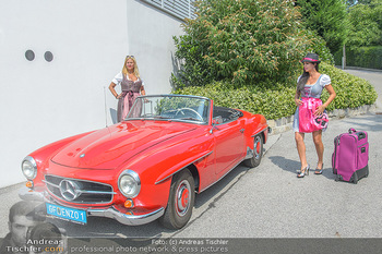 Lugners Gartenparty - Lugner Privatvilla - Di 07.08.2018 - Dani KENNEDY, Nina Bambi BRUCKNER mit Gepäck bei Oldtimer24