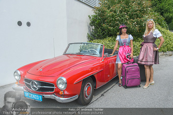 Lugners Gartenparty - Lugner Privatvilla - Di 07.08.2018 - Dani KENNEDY, Nina Bambi BRUCKNER mit Gepäck bei Oldtimer25