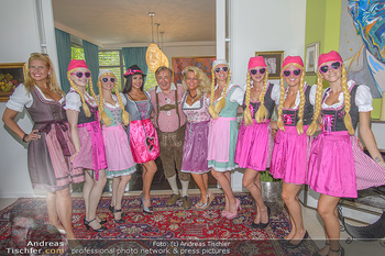 Lugners Gartenparty - Lugner Privatvilla - Di 07.08.2018 - Richard LUGNER mit Twerking Mädls (Holy Heidis), Dani KENNEDY, 30