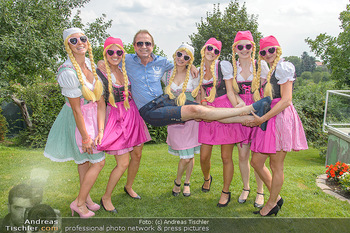 Lugners Gartenparty - Lugner Privatvilla - Di 07.08.2018 - Heribert KASPER mit Twerking Mädls (Holy Heidis)48