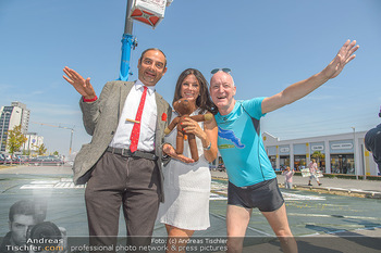 Pop Art Bungee Jumping - Fashion Outlet Center, Parndorf - Do 23.08.2018 - Mr. BEAN (Rowan Atkinson) Double, Gary HOWARD, Sonja KLIMA1