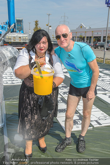 Pop Art Bungee Jumping - Fashion Outlet Center, Parndorf - Do 23.08.2018 - Gary HOWARD, Patricia STANJEK8