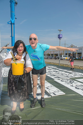 Pop Art Bungee Jumping - Fashion Outlet Center, Parndorf - Do 23.08.2018 - Gary HOWARD, Patricia STANJEK9