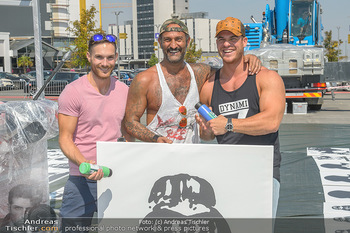 Pop Art Bungee Jumping - Fashion Outlet Center, Parndorf - Do 23.08.2018 - HC Hans Christian HAAS, Michael MOLTERER, Lukas WOSMEK11