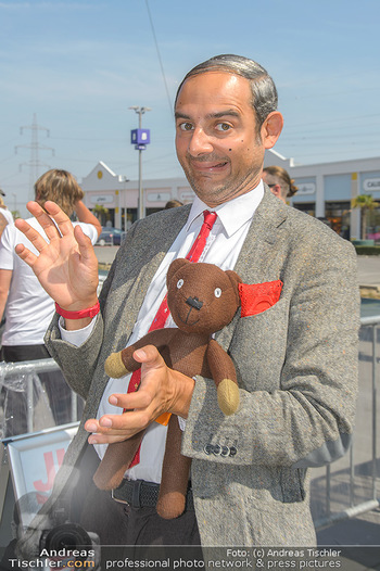 Pop Art Bungee Jumping - Fashion Outlet Center, Parndorf - Do 23.08.2018 - Mr. BEAN (Rowan Atkinson) Double15