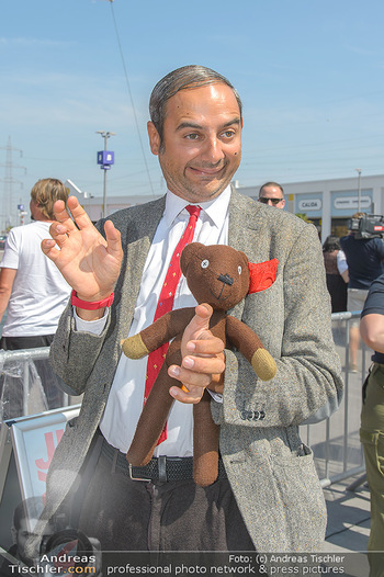 Pop Art Bungee Jumping - Fashion Outlet Center, Parndorf - Do 23.08.2018 - Mr. BEAN (Rowan Atkinson) Double16