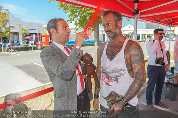 Pop Art Bungee Jumping - Fashion Outlet Center, Parndorf - Do 23.08.2018 - Mr. BEAN (Rowan Atkinson) Double, HC Hans Christian HAAS17