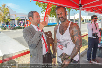 Pop Art Bungee Jumping - Fashion Outlet Center, Parndorf - Do 23.08.2018 - Mr. BEAN (Rowan Atkinson) Double, HC Hans Christian HAAS18