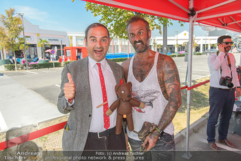 Pop Art Bungee Jumping - Fashion Outlet Center, Parndorf - Do 23.08.2018 - Mr. BEAN (Rowan Atkinson) Double, HC Hans Christian HAAS19