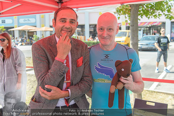Pop Art Bungee Jumping - Fashion Outlet Center, Parndorf - Do 23.08.2018 - Mr. BEAN (Rowan Atkinson) Double, Gary HOWARD21