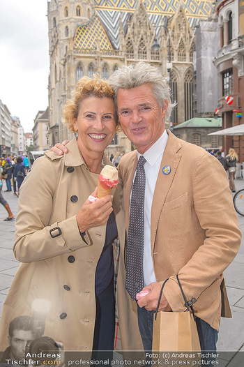 Swen Temmel und Meadow Williams - Zanoni und Stephansplatz, Wien - Di 04.09.2018 - Charly and Maria TEMMEL eating icecream in Vienna43