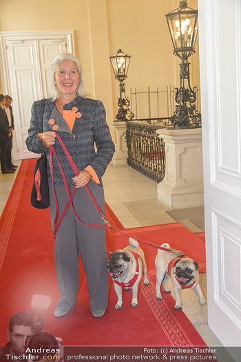 Ehrenzeichen für Karl Spiehs - Bundeskanzleramt - Mo 10.09.2018 - Christiane HÖRBIGER mit Möpsen, Hunden31