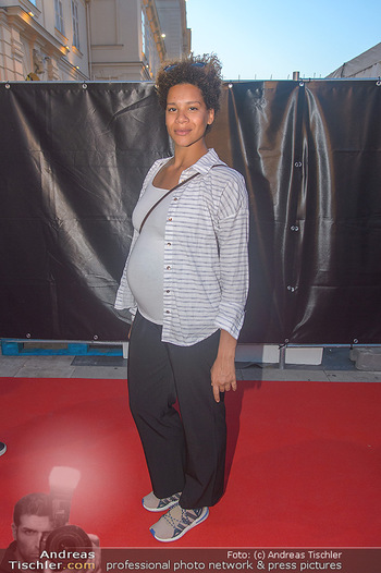 Vienna Fashion Week Opening - Zelt beim MQ MuseumsQuartier - Mo 10.09.2018 - Rebecca HORNER10