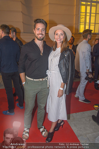 Vienna Fashion Week Opening - Zelt beim MQ MuseumsQuartier - Mo 10.09.2018 - Julia FURDEA mit Freund (Verlobten) Christian25