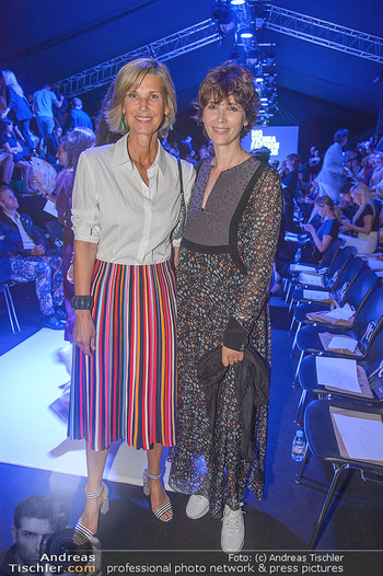 Vienna Fashion Week Opening - Zelt beim MQ MuseumsQuartier - Mo 10.09.2018 - Desiree TREICHL-STÜRGKH, Ingrid GERINGER51