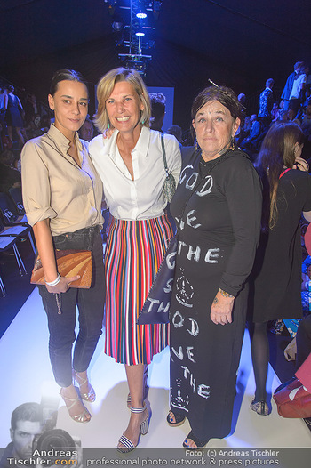 Vienna Fashion Week Opening - Zelt beim MQ MuseumsQuartier - Mo 10.09.2018 - Desiree TREICHL-STÜRGKH, Edita MALOVCIC, Marianne KOHN57