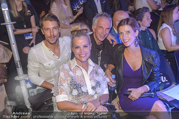 Vienna Fashion Week Opening - Zelt beim MQ MuseumsQuartier - Mo 10.09.2018 - Familie Evelyn RILLE mit Sohn Matthias und dessen Freundin, Evel64