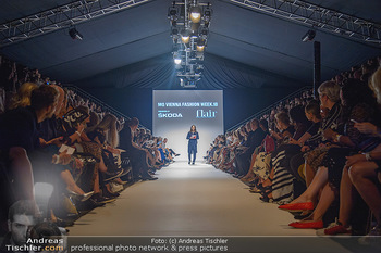 Vienna Fashion Week Opening - Zelt beim MQ MuseumsQuartier - Mo 10.09.2018 - Laufsteg auf der Fashion Week, Zelt von innen, Moderation Miriam65