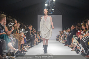 Vienna Fashion Week Opening - Zelt beim MQ MuseumsQuartier - Mo 10.09.2018 - Model am Laufsteg auf der Fashion Week, Zelt von innen70