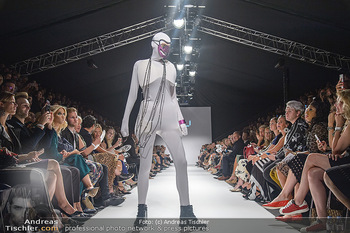 Vienna Fashion Week Opening - Zelt beim MQ MuseumsQuartier - Mo 10.09.2018 - Model am Laufsteg auf der Fashion Week, Zelt von innen72