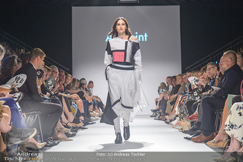 Vienna Fashion Week Opening - Zelt beim MQ MuseumsQuartier - Mo 10.09.2018 - Model am Laufsteg auf der Fashion Week, Zelt von innen73