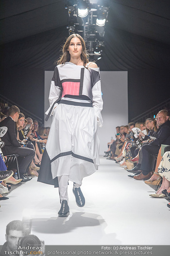 Vienna Fashion Week Opening - Zelt beim MQ MuseumsQuartier - Mo 10.09.2018 - Model am Laufsteg auf der Fashion Week, Zelt von innen74