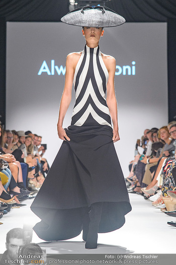 Vienna Fashion Week Opening - Zelt beim MQ MuseumsQuartier - Mo 10.09.2018 - Model am Laufsteg auf der Fashion Week, Zelt von innen77