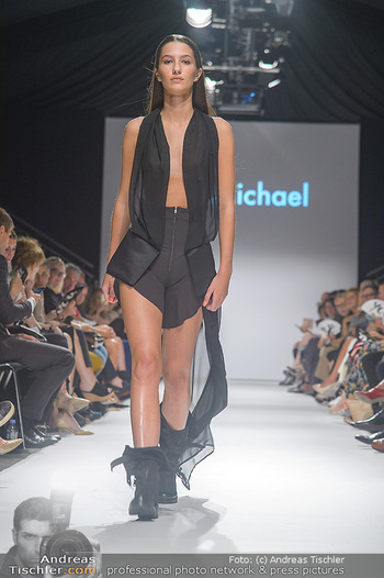 Vienna Fashion Week Opening - Zelt beim MQ MuseumsQuartier - Mo 10.09.2018 - Model am Laufsteg auf der Fashion Week, Zelt von innen80