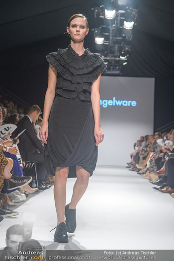 Vienna Fashion Week Opening - Zelt beim MQ MuseumsQuartier - Mo 10.09.2018 - Model am Laufsteg auf der Fashion Week, Zelt von innen82