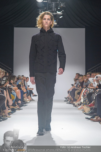 Vienna Fashion Week Opening - Zelt beim MQ MuseumsQuartier - Mo 10.09.2018 - Model am Laufsteg auf der Fashion Week, Zelt von innen83