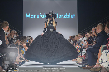 Vienna Fashion Week Opening - Zelt beim MQ MuseumsQuartier - Mo 10.09.2018 - Model am Laufsteg auf der Fashion Week, Zelt von innen88