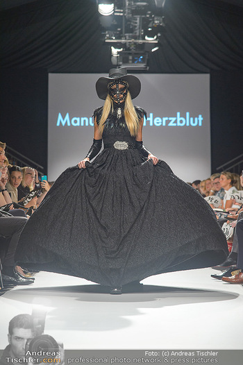 Vienna Fashion Week Opening - Zelt beim MQ MuseumsQuartier - Mo 10.09.2018 - Model am Laufsteg auf der Fashion Week, Zelt von innen89
