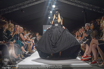 Vienna Fashion Week Opening - Zelt beim MQ MuseumsQuartier - Mo 10.09.2018 - Model am Laufsteg auf der Fashion Week, Zelt von innen90