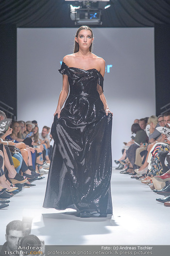 Vienna Fashion Week Opening - Zelt beim MQ MuseumsQuartier - Mo 10.09.2018 - Model am Laufsteg auf der Fashion Week, Zelt von innen91