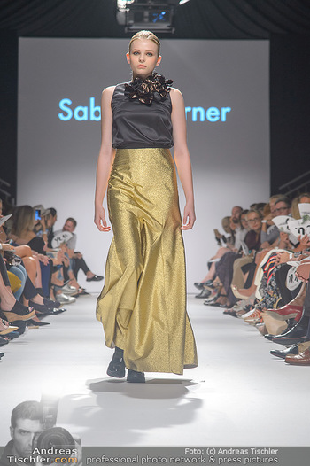 Vienna Fashion Week Opening - Zelt beim MQ MuseumsQuartier - Mo 10.09.2018 - Model am Laufsteg auf der Fashion Week, Zelt von innen92