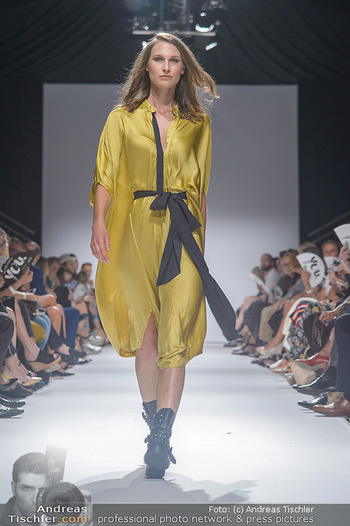 Vienna Fashion Week Opening - Zelt beim MQ MuseumsQuartier - Mo 10.09.2018 - Model am Laufsteg auf der Fashion Week, Zelt von innen93