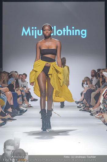 Vienna Fashion Week Opening - Zelt beim MQ MuseumsQuartier - Mo 10.09.2018 - Model am Laufsteg auf der Fashion Week, Zelt von innen94