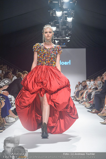 Vienna Fashion Week Opening - Zelt beim MQ MuseumsQuartier - Mo 10.09.2018 - Model am Laufsteg auf der Fashion Week, Zelt von innen98