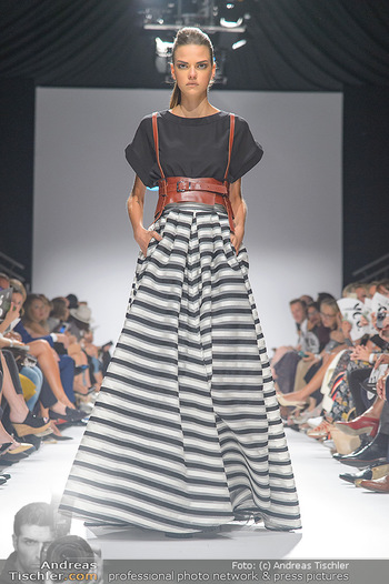 Vienna Fashion Week Opening - Zelt beim MQ MuseumsQuartier - Mo 10.09.2018 - Model am Laufsteg auf der Fashion Week, Zelt von innen100