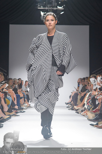 Vienna Fashion Week Opening - Zelt beim MQ MuseumsQuartier - Mo 10.09.2018 - Model am Laufsteg auf der Fashion Week, Zelt von innen101