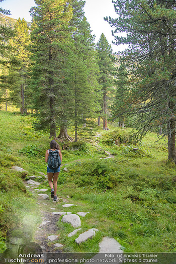 Österreich in Farben - Kärnten, Tirol, Südtirol - Do 18.10.2018 - Frau beim Wandern im Wald, Moor, Hintertux, Rucksack Wanderwege 51