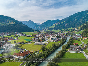 Österreich in Farben - Kärnten, Tirol, Südtirol - Do 18.10.2018 - Zell am Ziller Zillertal Tirol Luftbild Berge Dorf Fluss Tal Alp71
