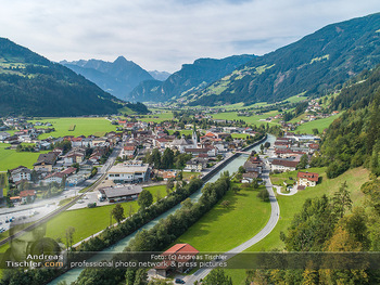 Österreich in Farben - Kärnten, Tirol, Südtirol - Do 18.10.2018 - Zell am Ziller Zillertal Tirol Luftbild Berge Dorf Fluss Tal Alp72