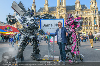 Game City Tag 2 - Rathaus Wien - Sa 20.10.2018 - Jürgen CZERNOHORSKZKY, Spielfiguren Transformers vor Game City 44