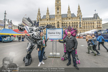 Game City Tag 3 - Rathaus Wien - So 21.10.2018 -  Transformers Figuren, Tarek SHARIF mit Ehefrau Milena2